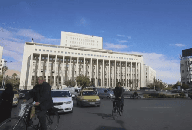 سوريا تسعى لإعادة تفعيل حساباتها المجمدة والعودة إلى نظام "سويفت" المالي